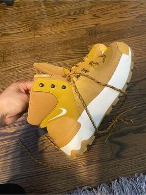 Nike Wheat/White High-Top Hiking Sneaker Boot